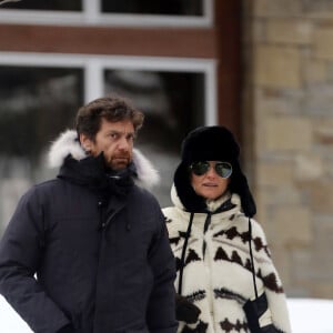 Exclusif - Laeticia Hallyday et son compagnon Pascal Balland lors d'une journée au ski à la station "Big Sky" dans le Montana avec leurs filles respectives, le 16 février 2020. "Big Sky" dans le Montana est une station huppée dans la région de Yellowstone, le fameux parc national. Elle n'est pas très loin de la station de ski complètement privée la plus VIP des US "Le Yellowstone Club", où les membres comme T. Brady et G. Bundchen ou encore B. Affleck, J. Garner, J. Timberlake viennent passer leur séjour au ski. Jade et Joy Hallyday (les filles de Laeticia) et Mathilde (la fille de Pascal) sont parties skier dans la matinée avec Philippe Stouvenot et sa femme Ghislaine (qui reçoivent Laeticia, Pascal et les filles dans leur villa lors de leurs vacances au ski). Les filles sont parties skier directement depuis le chalet pour rejoindre le centre de la station au pied des pistes de ski "Big Sky". Pascal les a rejoint en voiture au pied des pistes pour acheter les forfaits et les voir partir à ski avant de rentrer rejoindre Laeticia au Chalet. Laeticia et Pascal rejoignent les skieurs plus tard (en debut d'après midi) au pied des pistes. Ils mangent tous ensemble dans la caféteria puis se séparent à nouveau puisque Laeticia et Pascal ne skient pas. Ils finissent leur café. Laeticia embrasse tendrement Pascal à table, la main derrière la nuque, avec un regard très amoureux. Ils font du shopping dans le secteur. Laeticia porte un poncho en alpaga par dessus sa doudoune, une chapka en fausse fourrure et un sac à main YSL. Pascal semble toujours boiter. Il porte une doudoune Canada Goose. Ils repartent en voiture et se rendent dans un quartier commerçant à 15 min. Ils passent à la banque et dans l'une des rares supérettes de la station. Laeticia ressort du supermarché avec le sourire, un pack de bière italienne et des céréales "Cocoa Puffs".