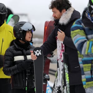 Exclusif - Jade Hallyday et Pascal Balland - Laeticia Hallyday et son compagnon Pascal Balland lors d'une journée au ski à la station "Big Sky" dans le Montana avec leurs filles respectives, le 16 février 2020. "Big Sky" dans le Montana est une station huppée dans la région de Yellowstone, le fameux parc national. Elle n'est pas très loin de la station de ski complètement privée la plus VIP des US "Le Yellowstone Club", où les membres comme T. Brady et G. Bundchen ou encore B. Affleck, J. Garner, J. Timberlake viennent passer leur séjour au ski. Jade et Joy Hallyday (les filles de Laeticia) et Mathilde (la fille de Pascal) sont parties skier dans la matinée avec Philippe Stouvenot et sa femme Ghislaine (qui reçoivent Laeticia, Pascal et les filles dans leur villa lors de leurs vacances au ski). Les filles sont parties skier directement depuis le chalet pour rejoindre le centre de la station au pied des pistes de ski "Big Sky". Pascal les a rejoint en voiture au pied des pistes pour acheter les forfaits et les voir partir à ski avant de rentrer rejoindre Laeticia au Chalet. Laeticia et Pascal rejoignent les skieurs plus tard (en debut d'après midi) au pied des pistes. Ils mangent tous ensemble dans la caféteria puis se séparent à nouveau puisque Laeticia et Pascal ne skient pas. Ils finissent leur café. Laeticia embrasse tendrement Pascal à table, la main derrière la nuque, avec un regard très amoureux. Ils font du shopping dans le secteur. Laeticia porte un poncho en alpaga par dessus sa doudoune, une chapka en fausse fourrure et un sac à main YSL. Pascal semble toujours boiter. Il porte une doudoune Canada Goose. Ils repartent en voiture et se rendent dans un quartier commerçant à 15 min. Ils passent à la banque et dans l'une des rares supérettes de la station. Laeticia ressort du supermarché avec le sourire, un pack de bière italienne et des céréales "Cocoa Puffs"