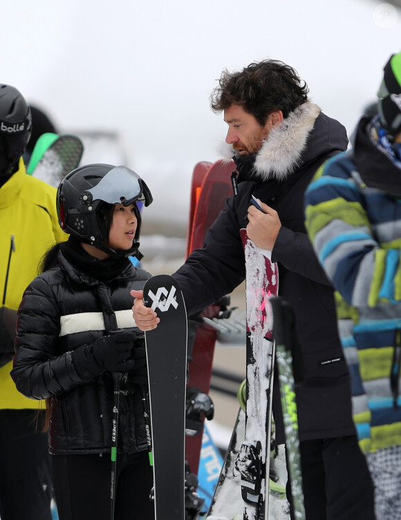 Exclusif - Jade Hallyday et Pascal Balland - Laeticia Hallyday et son compagnon Pascal Balland lors d'une journée au ski à la station "Big Sky" dans le Montana avec leurs filles respectives, le 16 février 2020. "Big Sky" dans le Montana est une station huppée dans la région de Yellowstone, le fameux parc national. Elle n'est pas très loin de la station de ski complètement privée la plus VIP des US "Le Yellowstone Club", où les membres comme T. Brady et G. Bundchen ou encore B. Affleck, J. Garner, J. Timberlake viennent passer leur séjour au ski. Jade et Joy Hallyday (les filles de Laeticia) et Mathilde (la fille de Pascal) sont parties skier dans la matinée avec Philippe Stouvenot et sa femme Ghislaine (qui reçoivent Laeticia, Pascal et les filles dans leur villa lors de leurs vacances au ski). Les filles sont parties skier directement depuis le chalet pour rejoindre le centre de la station au pied des pistes de ski "Big Sky". Pascal les a rejoint en voiture au pied des pistes pour acheter les forfaits et les voir partir à ski avant de rentrer rejoindre Laeticia au Chalet. Laeticia et Pascal rejoignent les skieurs plus tard (en debut d'après midi) au pied des pistes. Ils mangent tous ensemble dans la caféteria puis se séparent à nouveau puisque Laeticia et Pascal ne skient pas. Ils finissent leur café. Laeticia embrasse tendrement Pascal à table, la main derrière la nuque, avec un regard très amoureux. Ils font du shopping dans le secteur. Laeticia porte un poncho en alpaga par dessus sa doudoune, une chapka en fausse fourrure et un sac à main YSL. Pascal semble toujours boiter. Il porte une doudoune Canada Goose. Ils repartent en voiture et se rendent dans un quartier commerçant à 15 min. Ils passent à la banque et dans l'une des rares supérettes de la station. Laeticia ressort du supermarché avec le sourire, un pack de bière italienne et des céréales "Cocoa Puffs"