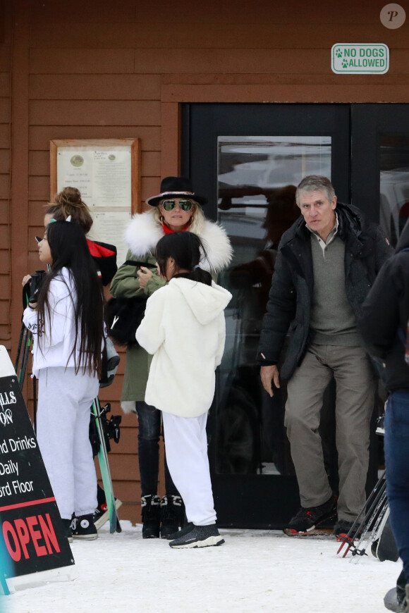 Exclusif -Laeticia Hallyday, ses filles Jade et Joy, son compagnon Pascal Balland et sa fille Mathilde arrivent à l'aéroport de Bozeman dans le Montana pour un séjour au ski, le 15 février 2020. Il sont accueillis par Philippe Stouvenot (architecte de la villa Jade à Saint-Barthélemy) à l'aéroport. Pascal est allé chercher le 4x4 de location pendant que Laeticia et les filles attendent dans le hall. Ils sont ensuite partis dans des voitures séparées, les filles avec Philippe Stouvenot et Pascal et Laeticia ont suivi avec le 4x4. Ils se sont arrêtés deux fois pour regarder des animaux sauvages sur le bord de la route. Arrivés à la maison, ils resteront le temps de décharger les bagages et de s'installer rapidement. Ensuite ils sont allés louer des skis dans la ville la plus proche du chalet, Big Sky. Les filles iront skier mais Leaticia est ressortie sans ski de location! Comme Pascal a une attelle à la jambe droite, il ne devrait pas faire de ski... peut-être qu'elle a decidé de rester avec lui et de ne pas aller sur les pistes...? Ils sont ensuite rentrés au chalet.