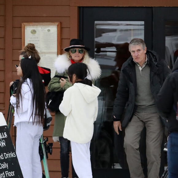 Exclusif -Laeticia Hallyday, ses filles Jade et Joy, son compagnon Pascal Balland et sa fille Mathilde arrivent à l'aéroport de Bozeman dans le Montana pour un séjour au ski, le 15 février 2020. Il sont accueillis par Philippe Stouvenot (architecte de la villa Jade à Saint-Barthélemy) à l'aéroport. Pascal est allé chercher le 4x4 de location pendant que Laeticia et les filles attendent dans le hall. Ils sont ensuite partis dans des voitures séparées, les filles avec Philippe Stouvenot et Pascal et Laeticia ont suivi avec le 4x4. Ils se sont arrêtés deux fois pour regarder des animaux sauvages sur le bord de la route. Arrivés à la maison, ils resteront le temps de décharger les bagages et de s'installer rapidement. Ensuite ils sont allés louer des skis dans la ville la plus proche du chalet, Big Sky. Les filles iront skier mais Leaticia est ressortie sans ski de location! Comme Pascal a une attelle à la jambe droite, il ne devrait pas faire de ski... peut-être qu'elle a decidé de rester avec lui et de ne pas aller sur les pistes...? Ils sont ensuite rentrés au chalet.