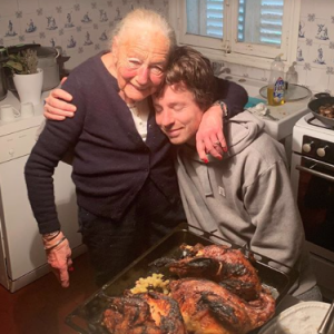 Jean Imbert et sa grand-mère Nicole, avec qui il a lancé le restaurant "Mamie par Jean Imbert". L'établissement a fermé à cause de la propagation du coronavirus en mars 2020.