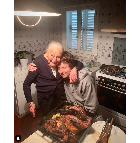 Jean Imbert et sa grand-mère Nicole, avec qui il a lancé le restaurant "Mamie par Jean Imbert". L'établissement a fermé à cause de la propagation du coronavirus en mars 2020.