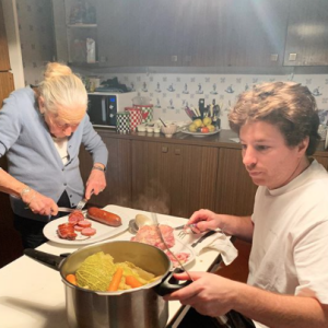 Jean Imbert et sa grand-mère Nicole, avec qui il a lancé le restaurant "Mamie par Jean Imbert". L'établissement a fermé à cause de la propagation du coronavirus en mars 2020.