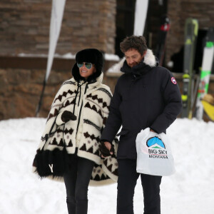 Exclusif - Laeticia Hallyday et son compagnon Pascal Balland lors d'une journée au ski à la station "Big Sky" dans le Montana avec leurs filles respectives, le 16 février 2020.