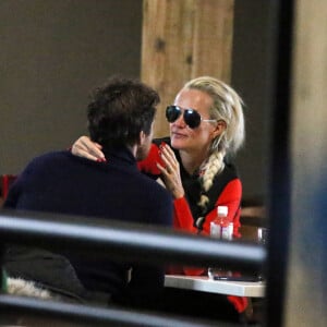 Exclusif - Laeticia Hallyday et son compagnon Pascal Balland lors d'une journée au ski à la station "Big Sky" dans le Montana avec leurs filles respectives, le 16 février 2020.