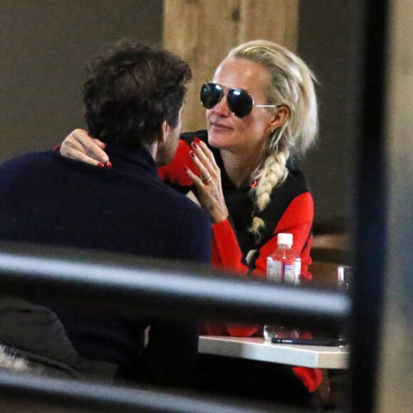 Exclusif - Laeticia Hallyday et son compagnon Pascal Balland lors d'une journée au ski à la station "Big Sky" dans le Montana avec leurs filles respectives, le 16 février 2020.