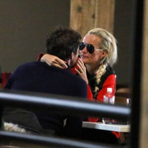 Exclusif - Laeticia Hallyday et son compagnon Pascal Balland lors d'une journée au ski à la station "Big Sky" dans le Montana avec leurs filles respectives, le 16 février 2020.