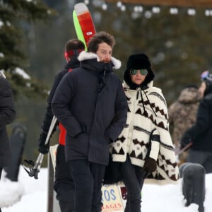 Exclusif - Laeticia Hallyday et son compagnon Pascal Balland lors d'une journée au ski à la station "Big Sky" dans le Montana avec leurs filles respectives, le 16 février 2020.