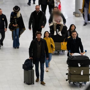 Exclusif - Laeticia Hallyday, ses filles Jade et Joy, Pascal Balland, Madeleine, la fille de Pascal Balland et Carl, chauffeur et garde du corps - Laeticia Hallyday, son compagnon et toute la famille arrivent à l'aéroport de Paris-Orly après avoir passé des vacances et le nouvel An à Marrakech au Maroc, à Orly, France, le 3 janvier 2020.