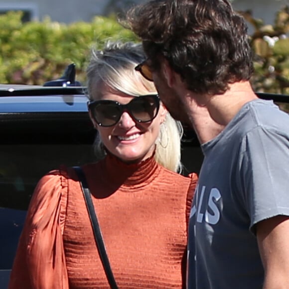 Laeticia Hallyday est allée déjeuner au restaurant MTN Venice avec sa mère Françoise Thibaut, son compagnon Pascal Balland et sa fille Mathilde à Los Angeles, le 19 octobre 2019.