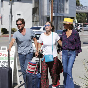 Laeticia Hallyday et son compagnon Pascal Balland ressortent du restaurant de sushi avec Marine, l'ex-femme de Pascal Balland, à Los Angeles, avant d'aller chercher leurs filles à l'école. Le 13 septembre 2019.