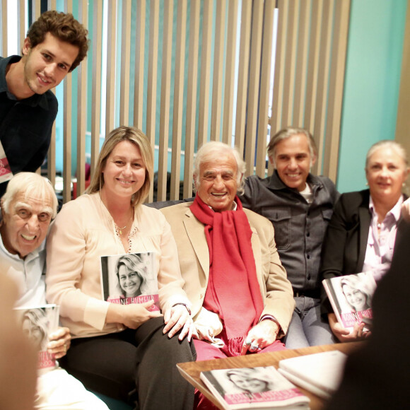 Victor Belmondo, Charles Gérard, Luana Belmondo, Jean-Paul Belmondo, Paul Belmondo, Florence Belmondo, Annabelle Belmondo, Alessandro Belmondo, Giacomo Belmondo - A l'occasion du lancement de son nouveau livre "Mes recettes bonne humeur" (Editions du Cherche Midi), Luana Belmondo a réuni ses proches et amis épicuriens autour d'un Aperitivo concocté par le Chef Denny Imbroisi (Restaurant IDA) à Paris, le 13 Octobre 2016. © Dominique Jacovides/Bestimage