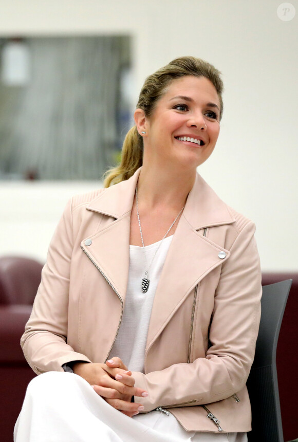 La Première Dame française Brigitte Macron et la femme du premier ministre du Canada Sophie Grégoire-Trudeau visitent l'école secondaire publique De La Salle à Ottawa, Ontario, Canada, le 6 juin 2018. La Première Dame s'est entretenue avec des dizaines d'élèves du secondaire de l'école et a appelé les jeunes à faire usage d'internet avec parcimonie, puisque l'intimidation en ligne est "une catastrophe psychologique". Durant une période de questions et réponses, Brigitte Macron a déclaré que cette forme d'indimidation "fait des ravages chez les adolescents" - "Ca les conduit à penser que l'autre à raison. Je trouve cela absolument terrifiant, puisque dans ce cas-là, l'enfer c'est les autres"© Dominique Jacovides/Bestimage