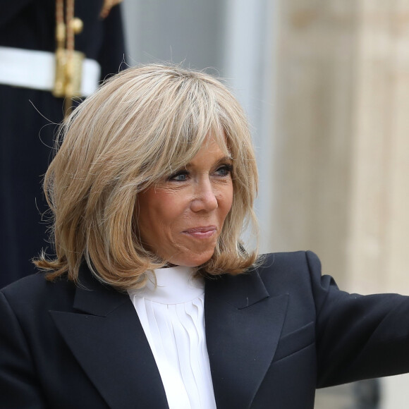 La première dame Brigitte Macron - Le roi et la reine d'Espagne sortent du palais de l'Elysée à Paris après un déjeuner avant la cérémonie à l'occasion de la première journée nationale d'hommage aux victimes du terrorisme le 11 mars 2020. © Dominique Jacovides / Bestimage