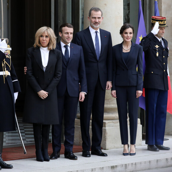 La première dame Brigitte Macron, le président Emmanuel Macron, le roi Felipe VI d'Espagne, La reine Letizia d'Espagne - Le roi et la reine d'Espagne arrivent au palais de l'Elysée à Paris pour un déjeuner avant la cérémonie à l'occasion de la première journée nationale d'hommage aux victimes du terrorisme le 11 mars 2020. © Stéphane Lemouton / Bestimage