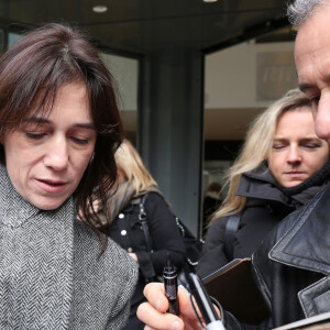 Exclusif - Charlotte Gainsbourg et son mari Yvan Attal font un passage dans les locaux de la radio RTL pour la promotion du film Mon chien Stupide le 21 octobre 2019. © Jonathan Rebboah / Panoramic / Bestimage