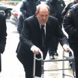 Harvey Weinstein arrive en déambulateur au tribunal pour son procès pour viol et agression sexuelle à New York le 16 janvier 2020.
