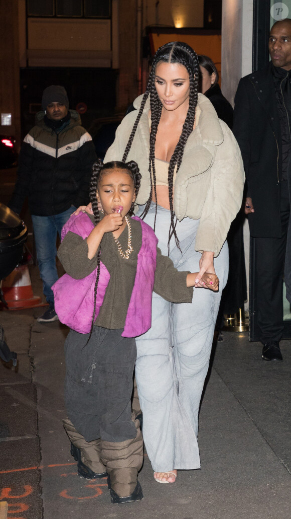 Kanye West, Kim Kardashian, North West, Penelope Disick quittent le restaurant "Le Piaf" ou avait lieu l'after party de la 8ème collection Yeezy à Paris le 2 mars 2020
