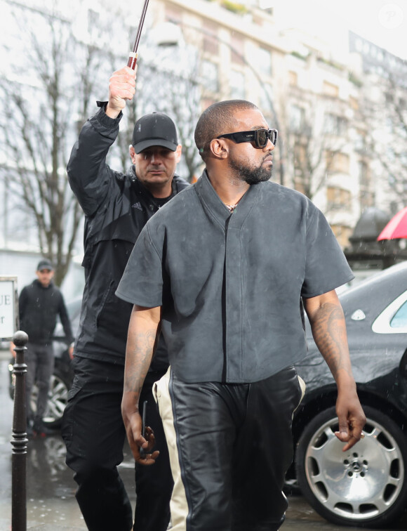 Kanye West - K.Kardashian, sa soeur et son mari se rendent à L'Avenue pour déjeuner à Paris, le 1er mars 2020.