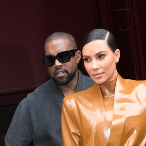 Kanye West et sa femme Kim Kardashian à la sortie du Théâtre des Bouffes du Nord après le "Sunday Service" à Paris, le 1er mars 2020.