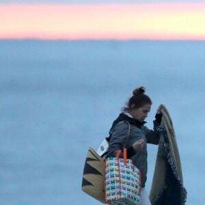 Exclusif - Teri Hatcher profite d'un rendez-vous romantique avec un homme mystérieux sur la plage de Malibu, Los Angeles, Californie. Le 7 mars 2020.