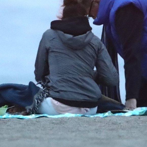 Exclusif - Teri Hatcher profite d'un rendez-vous romantique avec un homme mystérieux sur la plage de Malibu, Los Angeles, Californie. Le 7 mars 2020.