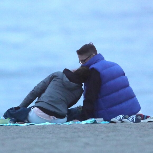 Exclusif - Teri Hatcher profite d'un rendez-vous romantique avec un homme mystérieux sur la plage de Malibu, Los Angeles, Californie. Le 7 mars 2020.