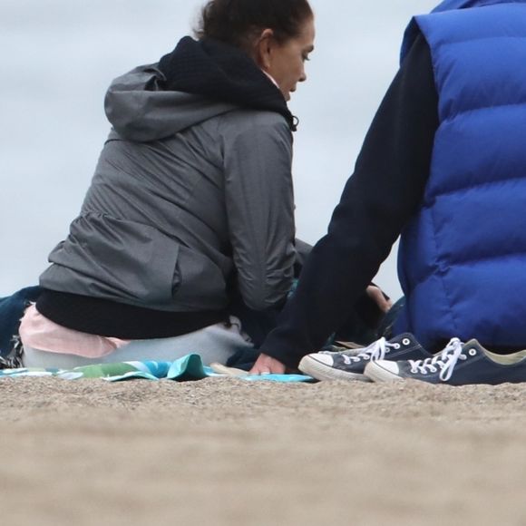 Exclusif - Teri Hatcher profite d'un rendez-vous romantique avec un homme mystérieux sur la plage de Malibu, Los Angeles, Californie. Le 7 mars 2020.