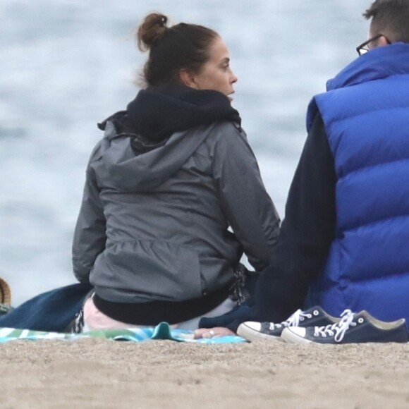 Exclusif - Teri Hatcher profite d'un rendez-vous romantique avec un homme mystérieux sur la plage de Malibu, Los Angeles, Californie. Le 7 mars 2020.