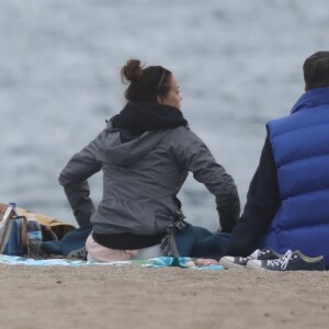Exclusif - Teri Hatcher profite d'un rendez-vous romantique avec un homme mystérieux sur la plage de Malibu, Los Angeles, Californie. Le 7 mars 2020.