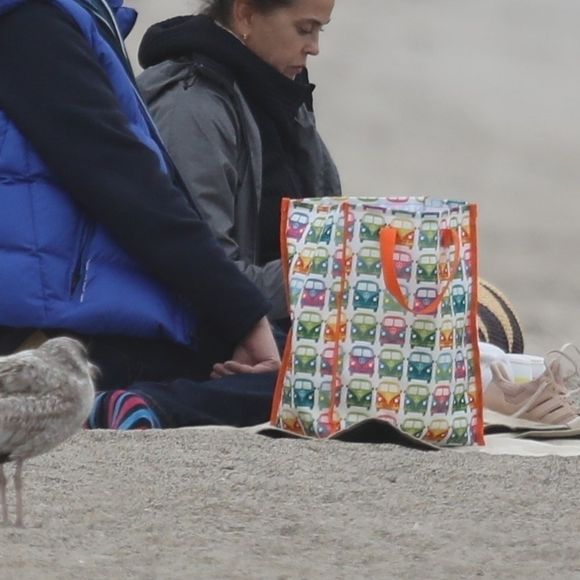 Exclusif - Teri Hatcher profite d'un rendez-vous romantique avec un homme mystérieux sur la plage de Malibu, Los Angeles, Californie. Le 7 mars 2020.