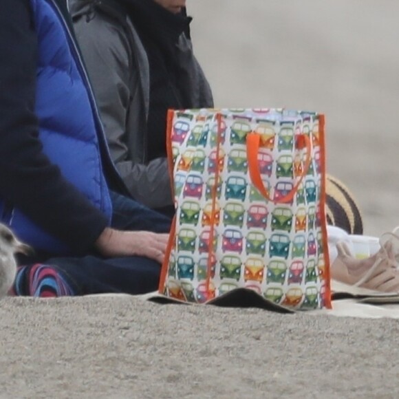 Exclusif - Teri Hatcher profite d'un rendez-vous romantique avec un homme mystérieux sur la plage de Malibu, Los Angeles, Californie. Le 7 mars 2020.