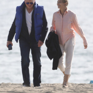 Exclusif - Teri Hatcher profite d'un rendez-vous romantique avec un homme mystérieux sur la plage de Malibu, Los Angeles, Californie. Le 7 mars 2020.
