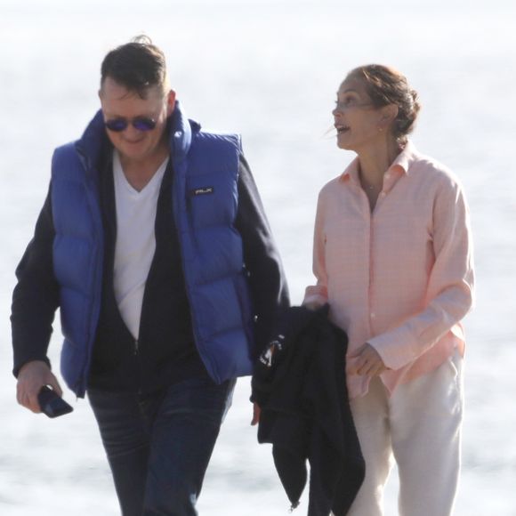 Exclusif - Teri Hatcher profite d'un rendez-vous romantique avec un homme mystérieux sur la plage de Malibu, Los Angeles, Californie. Le 7 mars 2020.