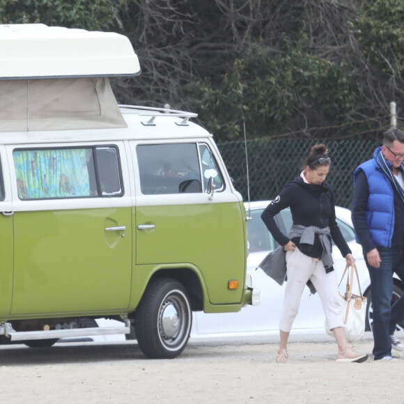 Exclusif - Teri Hatcher profite d'un rendez-vous romantique avec un homme mystérieux sur la plage de Malibu, Los Angeles, Californie. Le 7 mars 2020.