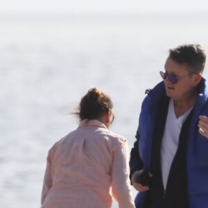 Exclusif - Teri Hatcher profite d'un rendez-vous romantique avec un homme mystérieux sur la plage de Malibu, Los Angeles, Californie. Le 7 mars 2020.
