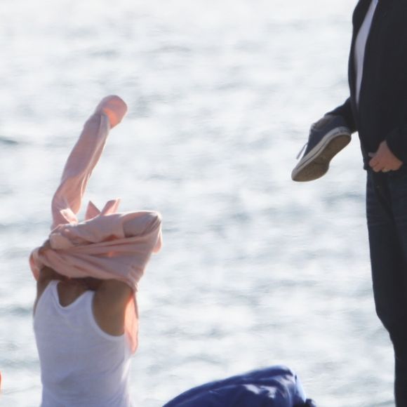 Exclusif - Teri Hatcher profite d'un rendez-vous romantique avec un homme mystérieux sur la plage de Malibu, Los Angeles, Californie. Le 7 mars 2020.