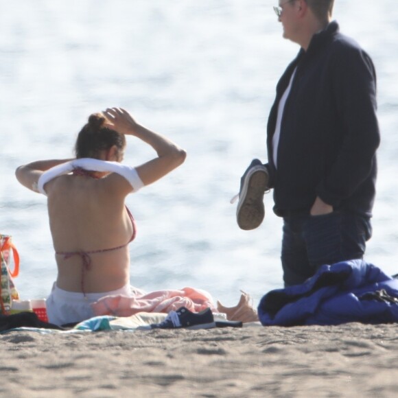 Exclusif - Teri Hatcher profite d'un rendez-vous romantique avec un homme mystérieux sur la plage de Malibu, Los Angeles, Californie. Le 7 mars 2020.