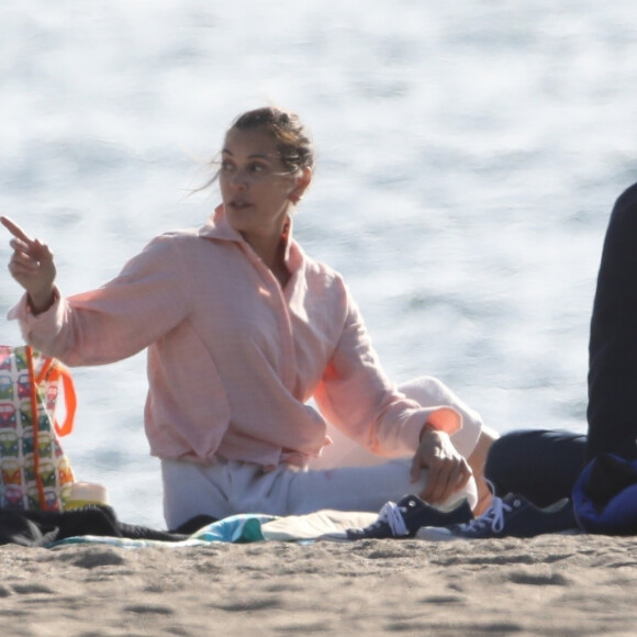 Exclusif - Teri Hatcher profite d'un rendez-vous romantique avec un homme mystérieux sur la plage de Malibu, Los Angeles, Californie. Le 7 mars 2020.