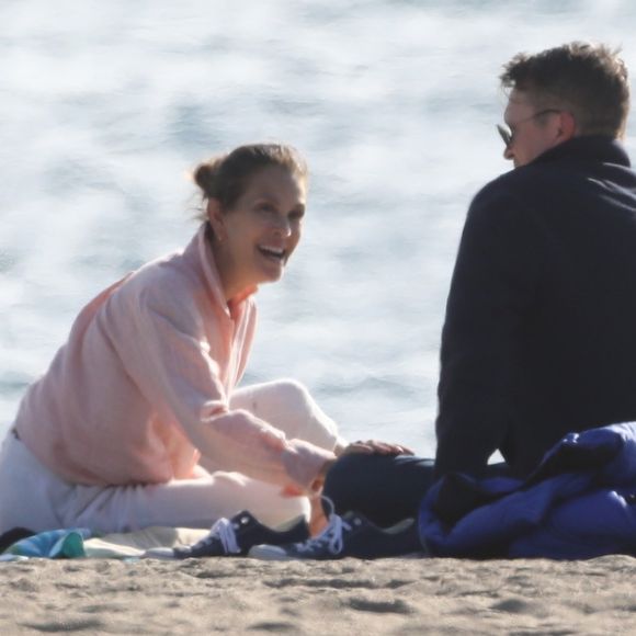 Exclusif - Teri Hatcher profite d'un rendez-vous romantique avec un homme mystérieux sur la plage de Malibu, Los Angeles, Californie. Le 7 mars 2020.