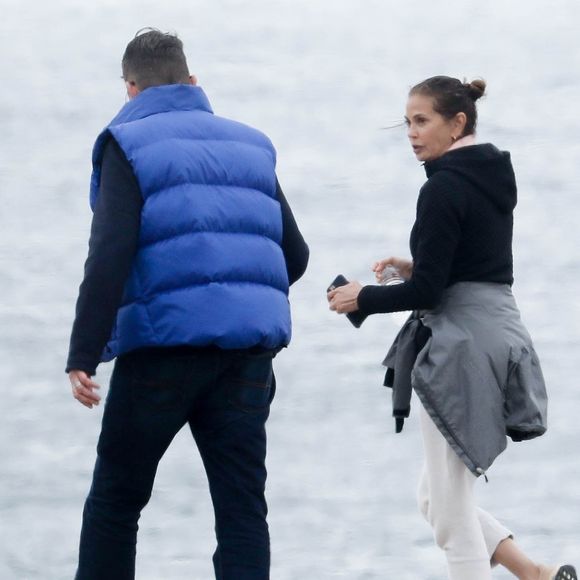 Exclusif - Teri Hatcher profite d'un rendez-vous romantique avec un homme mystérieux sur la plage de Malibu, Los Angeles, Californie. Le 7 mars 2020.