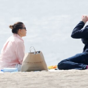 Exclusif - Teri Hatcher profite d'un rendez-vous romantique avec un homme mystérieux sur la plage de Malibu, Los Angeles, Californie. Le 7 mars 2020.