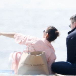 Exclusif - Teri Hatcher profite d'un rendez-vous romantique avec un homme mystérieux sur la plage de Malibu, Los Angeles, Californie. Le 7 mars 2020.