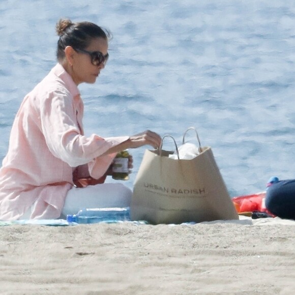 Exclusif - Teri Hatcher profite d'un rendez-vous romantique avec un homme mystérieux sur la plage de Malibu, Los Angeles, Californie. Le 7 mars 2020.