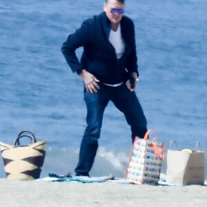 Exclusif - Teri Hatcher profite d'un rendez-vous romantique avec un homme mystérieux sur la plage de Malibu, Los Angeles, Californie. Le 7 mars 2020.