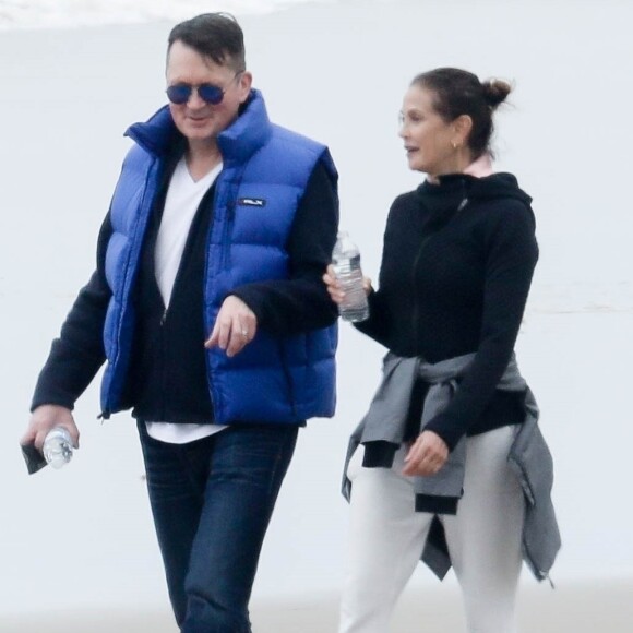 Exclusif - Teri Hatcher profite d'un rendez-vous romantique avec un homme mystérieux sur la plage de Malibu, Los Angeles, Californie. Le 7 mars 2020.