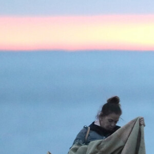 Exclusif - Teri Hatcher profite d'un rendez-vous romantique avec un homme mystérieux sur la plage de Malibu, Los Angeles, Californie. Le 7 mars 2020.