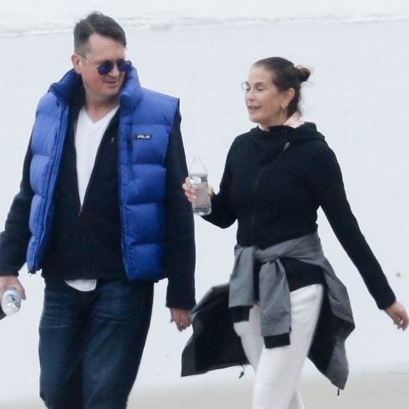 Exclusif - Teri Hatcher profite d'un rendez-vous romantique avec un homme mystérieux sur la plage de Malibu, Los Angeles, Californie. Le 7 mars 2020.
