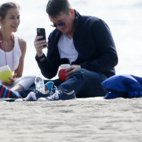 Exclusif - Teri Hatcher profite d'un rendez-vous romantique avec un homme mystérieux sur la plage de Malibu, Los Angeles, Californie. Le 7 mars 2020.